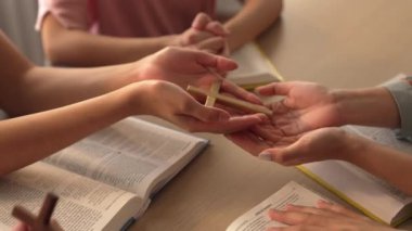 Hristiyan katolik takipçilerle dinsel bağlılık ve maneviyat duygusu doludur. Ağır çekimde Hıristiyan insanlar birlikte dua ederken el ele tutuşup grup duası yapıyorlar. Filizlenen