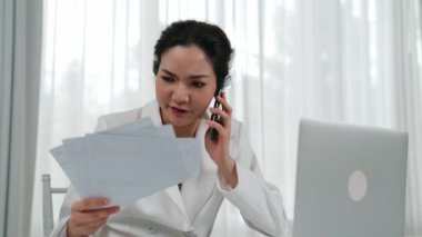 Borç ve ekonomik zorluklardan bunalmış, stresli bir iş kadını telefona sarılıp banka ya da üniversitelerle sözleşme imzaladı. İflas riskiyle birlikte gecikmiş fatura bildirimi. Canlılık