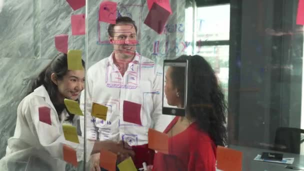 快乐的商业团队在玻璃墙庆祝成功的项目 专业多元化的商务人士在商务会议上握手 竖起大拇指 创意企业 机械手 — 图库视频影像