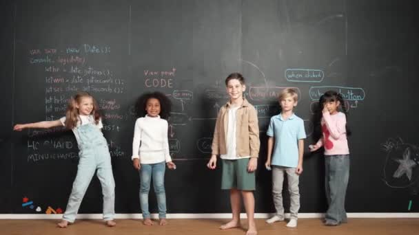 Divers Étudiants Retournent Dansent Tableau Noir Avec Code Invite Classe — Video
