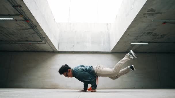 Κομψό Ευτυχισμένη Hipster Εκτελέσει Break Dance Freestyle Βήμα Πόδι Στο — Αρχείο Βίντεο