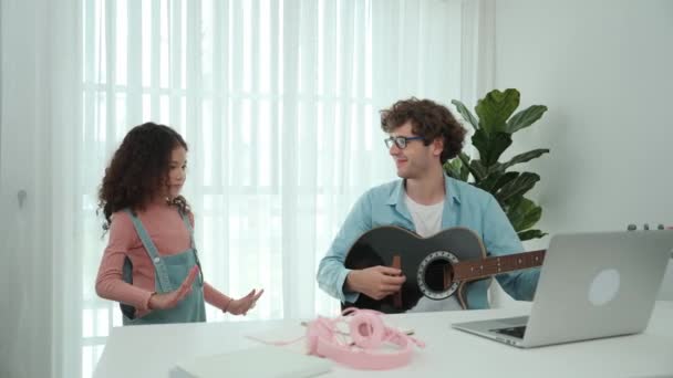 Pai Caucasiano Atraente Tocando Guitarra Enquanto Filha Bonita Dançando Música — Vídeo de Stock