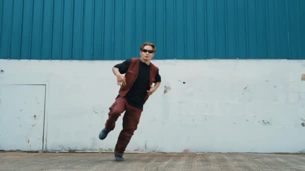 Beyaz Arka Planda Break Dans Pratiği Yapan Yakışıklı Bir Sokak — Stok video