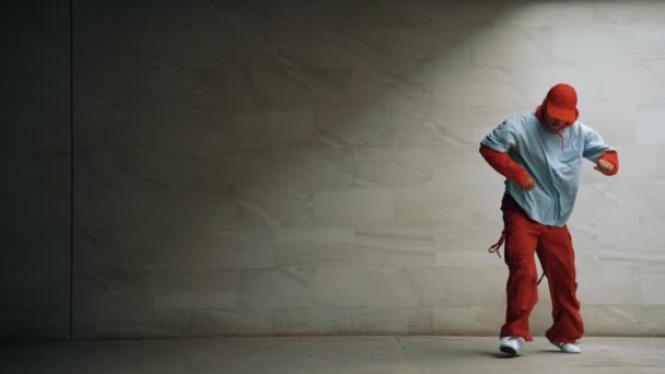 专业的亚洲嬉皮士表演灰色背景的霹雳舞 迷人的街头舞蹈演员穿着时髦的衣服 练习活泼的动作 2024年户外运动 复制空间 神气活现 — 图库视频影像