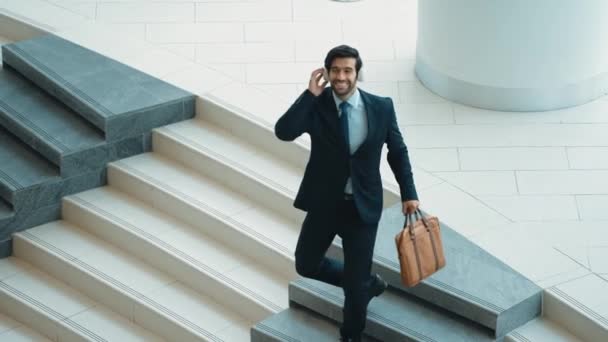Merdivenlerden Inerken Kulaklıktan Müzik Dinleyen Mutlu Bir Adamı Yönetici Satışların — Stok video