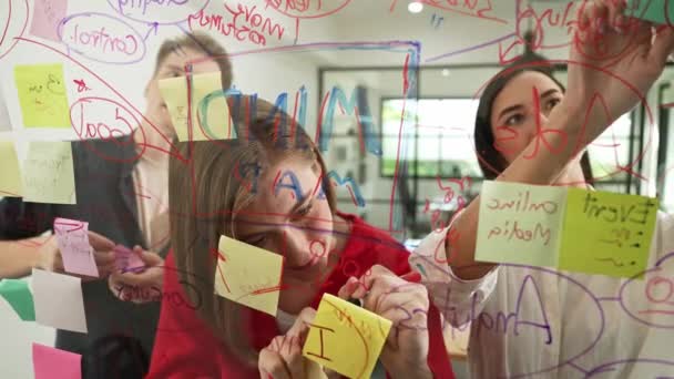 Yaratıcı Adamları Modern Toplantı Odasındaki Renkli Yapışkan Notları Yazarak Projeyi — Stok video
