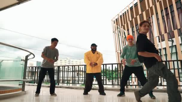 Grupo Hipsters Moviendo Paso Música Hip Hop Centro Comercial Corredor — Vídeo de stock