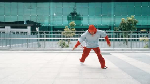 Geschoolde Danser Beweegt Energieke Voetstap Tijdens Het Uitvoeren Van Straatdans — Stockvideo