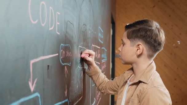 Panorama Shot Van Slimme Jongen Schrijven Engineering Prompt Schoolbord Aantrekkelijke — Stockvideo