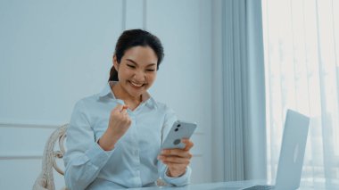 Genç bir kadın internet üzerinden alışveriş yapmak için internet üzerinden internet üzerinden internet üzerinden alışveriş yapıyor. Modern ve konforlu çevrimiçi alımlar güvenli ve uygun alışverişleri sağlar.