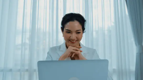 Tânără Femeie Afaceri Care Stă Biroul Spațiului Lucru Folosind Calculator — Fotografie, imagine de stoc