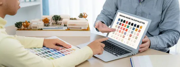 Professionele Architect Presenteert Kleurenselectie Met Behulp Van Laptop Weergegeven Kleur — Stockfoto