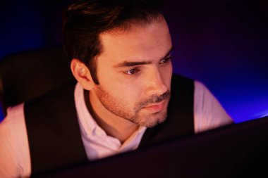 Piyasa verilerini ya da e-postalarını analiz eden sıkılmış işadamlarının, satış kanalı çevrimiçi ürünü üzerinde gecenin geç saatlerinde oluşturulan çevrimiçi ürün hazırlıklarına geri gönderdikleri portre. Tahmin et..