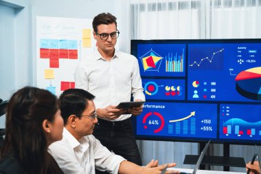 Ofiste sunum ya da analist ekibiyle toplantı odasında mali verileri analiz etmek için BI Fintech 'i kullanmak. İş adamları stratejik planlama için TV ekranında BI gösterge panelini inceliyor.