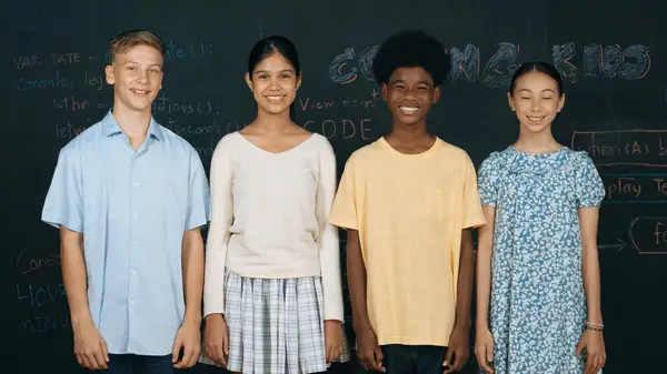Grupo Adolescente Multicultural Inteligente Mirando Cámara Pizarra Niños Felices Diversos —  Fotos de Stock