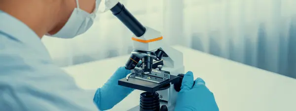 Laboratuvar Araştırmacısı Mikroskop Kullanarak Yeni Ilaç Tedavi Geliştirir Laboratuvar Mikrobiyoloji — Stok fotoğraf