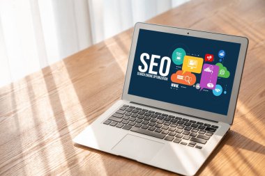Model e-ticaret için SEO arama motoru optimizasyonu ve bilgisayar ekranında gösterilen çevrimiçi perakende işi