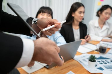 Finansal veri raporunu analiz eden çeşitli bir grup iş analisti. Mali veri analiz çizelgesi ve grafik paneli stratejik pazarlama planlama için toplantı odasında TV ekranında. Habiliment