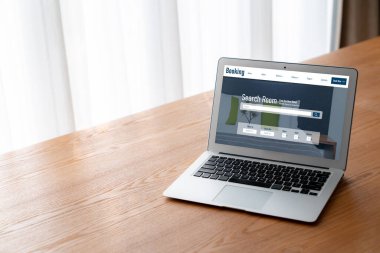 Çevrimiçi otel konaklama rezervasyon sitesi mod rezervasyon sistemi sağlar. Seyahat teknolojisi kavramı .