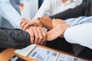 Çeşitli polis memurları şirket ofisinde dayanışma ve takım çalışması göstererek el ele tutuşuyorlar. İş adamları bütünlük ve işbirliği üzerine kurulmuş güçlü bir topluluk oluştururlar. Uyum