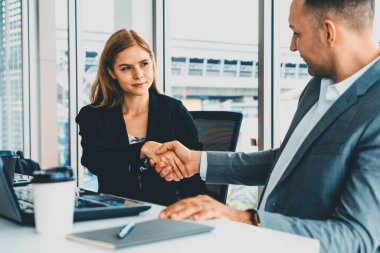 İş adamı yönetici el sıkışması. Modern işyerinde çalışan bir iş kadınıyla. Kurumsal şirketler konseptle uğraşır. uds