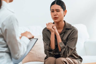 Ruh sağlığı için psikolog, depresyon ya da yaşam başarısızlığından sonra keder tedavisi gören üzgün bir kadın. Hayal kırıklığına uğramış genç bir kadın ofisteki duygular hakkında bir psikologla konuşuyor.