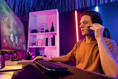 Sunucu kanalı bilgisayar ekranında muptiplayer 'larla Moba' yı oynayan ya da savaş alanında yalnız olan akıllı oyun flaması odaklı. Esport neon dijital ışık odasından canlı yayın yapıyor. Bireysel.