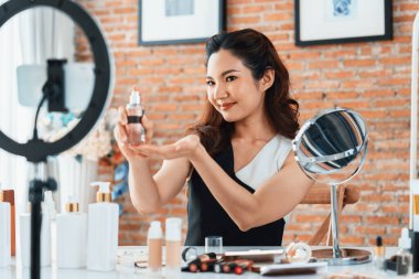 Asyalı Kadın Etkilenen Vlog 'ta canlı yayın yapan videolar sosyal medya ya da blog' un çoğunu oluşturuyor. Kozmetik stüdyosu ışıklandırmalı mutlu genç kız çevrimiçi pazarlama oturumu yayını için.