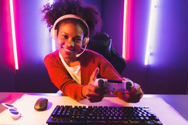 Host Kanal Von Gaming Streamer Afrikanisches Mädchen Spielt Online Spiel — Stockfoto