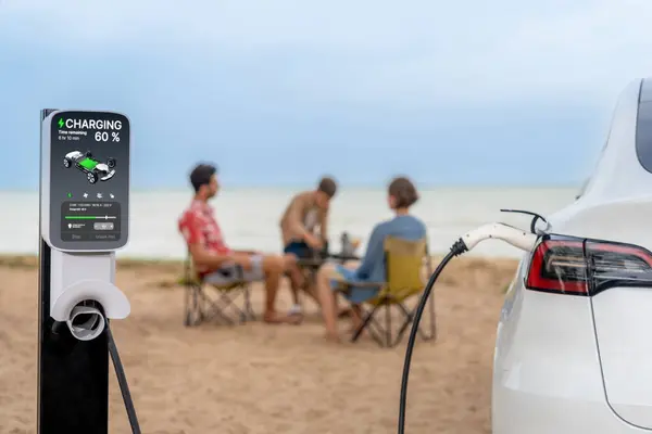 Alternative Familienurlaubsreise Strand Mit Dem Ladegerät Für Elektroautos Der Ladestation — Stockfoto