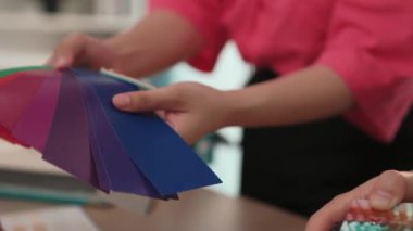 Profesyonel mimar ve iç mimar, iç mekan tasarımı için malzeme ve renk paletinden sunum malzemesi ve rengini müşteri denetimi ve denetimine dayalı olarak sunar. Değiştirilmiş