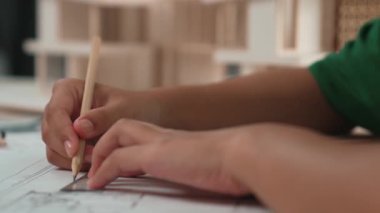 Müşteri denetimi ile yavaş çekim iç mimar taslağı hazırlamak ve ev dekorasyonunu müşteri talebine göre düzenlemek. Mimari müşteri hizmetleri. Değiştirilmiş