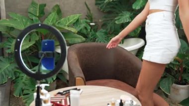 Güzellik içeriği yaratıcısı Green Plant Garden Video 'da doğal güzellik ve kozmetik dersleri üzerine canlı yayına başlıyor. Güzellik blogcusu sosyal medyum kitlesine nasıl kozmetik uygulanacağını gösteriyor. Blithe