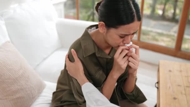Stödjande Och Tröstande Händer Muntra Upp Deprimerad Patient Person Eller — Stockvideo
