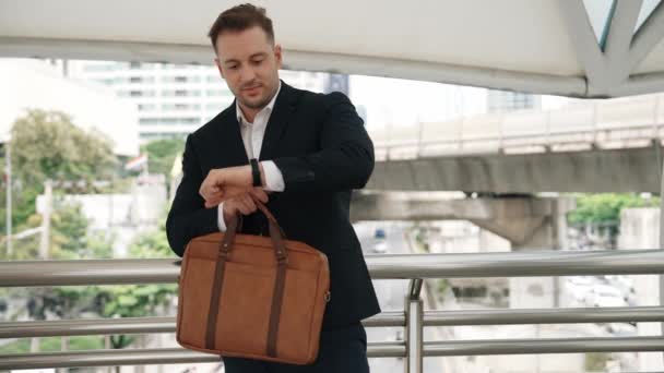 Heureux Homme Affaires Regardant Regarder Attendant Son Collègue Pour Travailler — Video