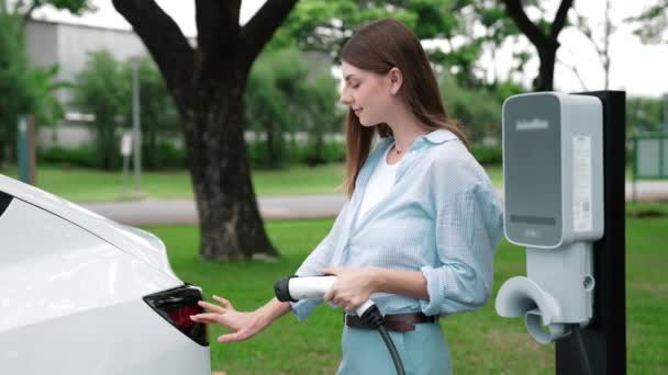 Jonge Vrouw Opladen Batterij Voor Elektrische Auto Tijdens Weg Reis — Stockvideo