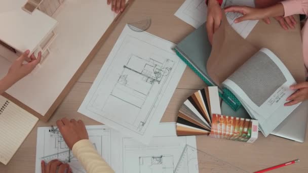 슬로우 인테리어 디자이너는 고객의 요구에 인테리어 디자이너 드로잉 하우스 레이아웃으로 — 비디오