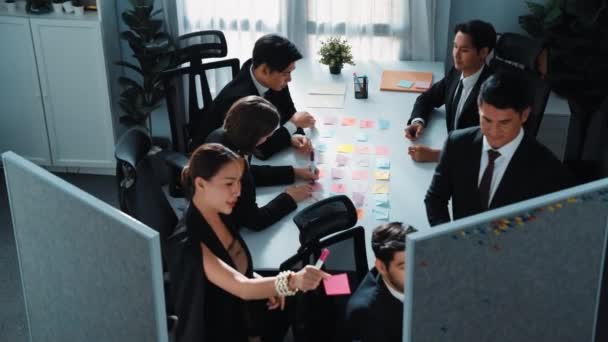 マーケティングチームのブレインストーミングアイデアのトップビューは エグゼクティブマネージャーがホワイトボードを書き 会議室で財務戦略を計画しています 問題を解決するために協力する多様な人々のグループ ディレクター — ストック動画