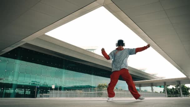 Азиатский Красивый Хипстер Исполняет Энергичный Танец Время Слушает Хип Хоп — стоковое видео