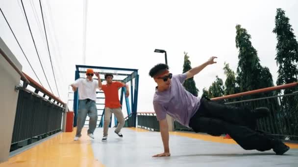 Panorama Tiro Hipster Con Paño Elegante Haciendo Pose Congelación Grupo — Vídeos de Stock