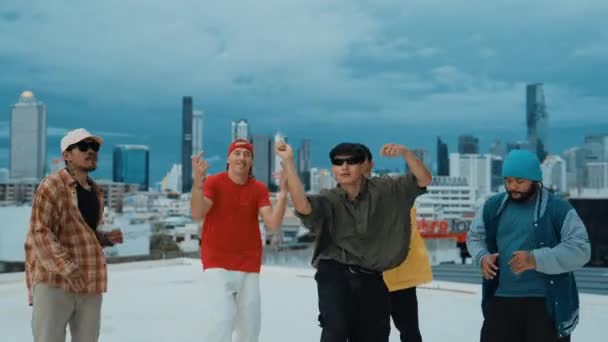 Een Groep Hipsters Die Hun Handen Lucht Steken Het Dak — Stockvideo