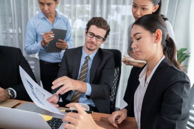 Modern ofis ortamında çalışan çeşitli etnik gruplardan çeşitli iş adamları. Üretken ve çok ırklı ofis çalışanları stratejik ticari pazarlama konusunda tartışmaya giriştiler. Habiliment