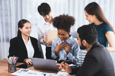 Mutlu iş adamları birlikte çalışır, şirket ofisinde tartışırlar. Profesyonel ve çeşitlilik takım çalışması iş planını bilgisayarda tartışır. Modern çok kültürlü ofis çalışanı. Uyum