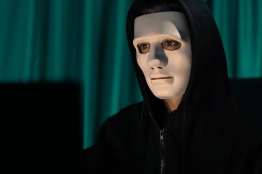 Beyaz suçlu anonim maskesi kodlama şifrelemesi yüklüyor. Programlama ile güvensiz mahremiyet sağlamaya çalışıyor. Bilgisayardan fidye için büyük bir veritabanı almaya çalışıyor. Bireysel.