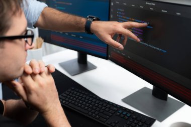 IT geliştiricileri uygulama ve web sitesi verilerinde kodlama programıyla ekranda yazılım geliştirme bilgileri oluşturuyorlar. Güvenlik programı konsepti üzerine teknik mühendis kodlayıcı. Satılabilir.