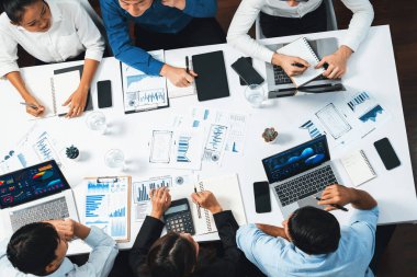 Üst düzey analist ekibi toplantı odasındaki mali verileri analiz etmek için BI Fintech 'i kullanıyor. İş anlayışı ve stratejik pazarlama planlaması için kağıt üzerinde analitik BI gösterge paneli. Tedbirli