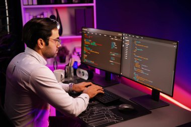 İki pc ekranda veri yazılım geliştirme analizi yapan akıllı bilişim geliştiricisi, neon ışıklı siber ofiste güncellenmiş uygulama programı güncellenmiş online web sayfası sistemi yaratıyor. Tahmin et..