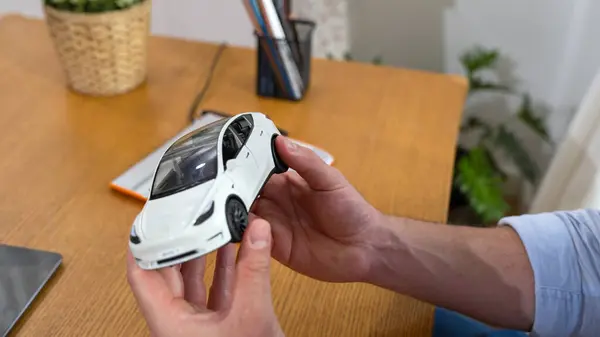 Araba Tasarım Mühendisi Otomotiv Şirketinin Prototipini Analiz Ediyor Aracın Tasarımcısı — Stok fotoğraf