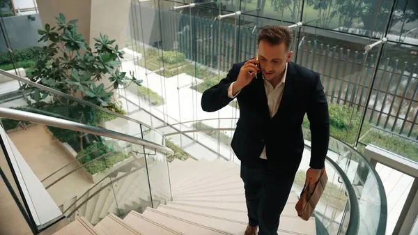 Homme Affaires Intelligent Monter Escalier Colimaçon Appeler Gestionnaire Utilisant Téléphone — Photo