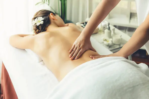 Cliente Mulher Caucasiana Desfrutando Relaxante Massagem Spa Stress Mimos Com — Fotografia de Stock